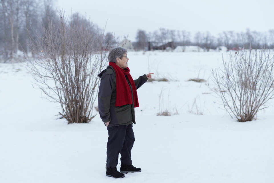 Anna Derås forklarer hvor den russiske avhopperen tok seg over Pasvikelva. Anna Derås.
