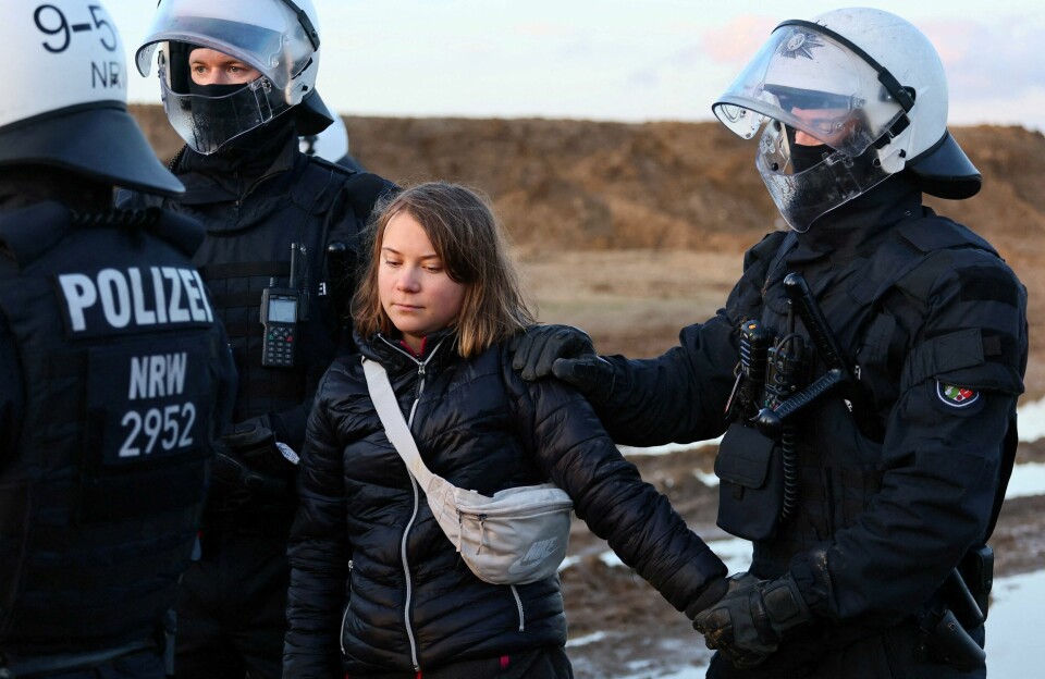 Tysk politi anholder Greta Thunberg under en demonstrasjon mot gruveutbygging ved landsbyen Lützerath, 17. januar FILE PHOTO: Police officers detain climate activist Greta Thunberg on the day of a protest against the expansion of the Garzweiler open-cast lignite mine of Germany's utility RWE to Luetzerath, in Germany, January 17, 2023 that has highlighted tensions over Germany's climate policy during an energy crisis. REUTERS/Wolfgang Rattay/File Photo
