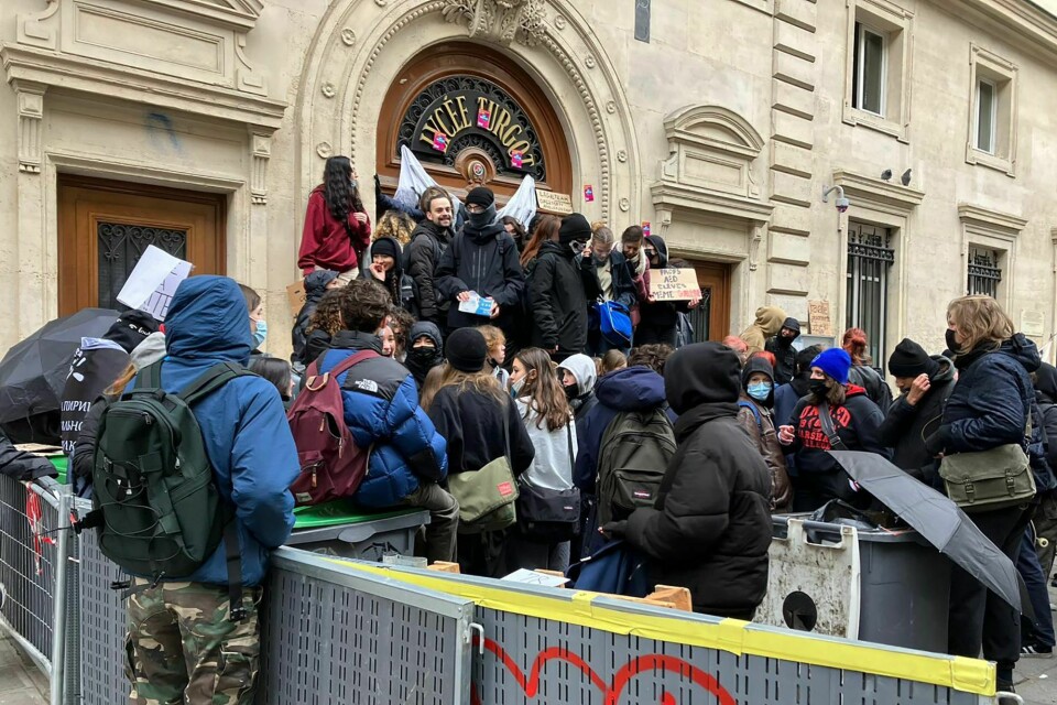 Franske videregående elever blokkerer inngangen til skolen sin i Paris torsdag. Flere tusen franskmenn har demonstrert mot regjeringens foreslåtte pensjonsreform, som vil heve pensjonsalderen med to år. Franske videregående elever blokkerer inngangen til skolen sin i Paris torsdag. Flere tusen franskmenn har demonstrert mot regjeringens foreslåtte pensjonsreform, som vil heve pensjonsalderen med to år. Foto: Nicolas Garriga / AP / NTB