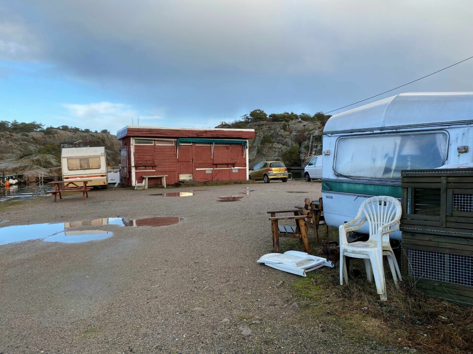 «To gamle campingvogner står parkert rett på kaia. Møkkete plaststoler og kassert fiskeredskap ligger slengt rundt.» «To gamle campingvogner står parkert rett på kaia. Møkkete plaststoler og kassert fiskeredskap ligger slengt rundt.»