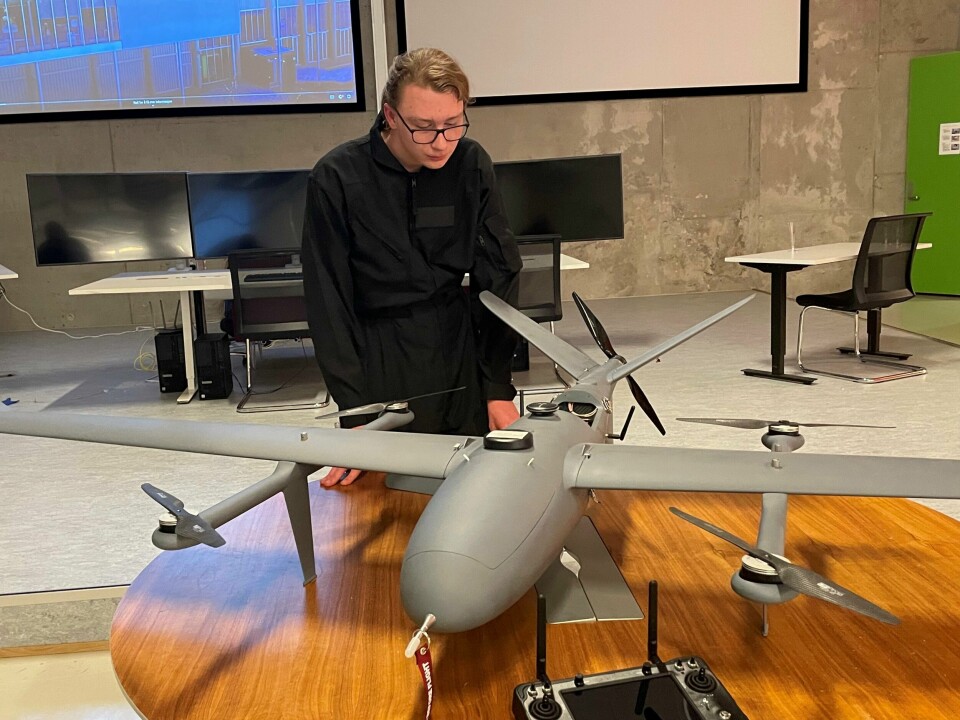 Elev på dronelinjen, Christopher Lødding ser fram til å få lov til å fly den 22 kilo tunge droner, som kan fly inntil 300 kilometer. Elev på dronelinjen, Christopher Lødding ser fram til å få lov til å fly den 22 kilo tunge droner, som kan fly inntil 300 kilometer.