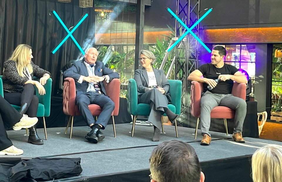 Toril Nag fra Lyse, investor Christian Ringnes, Benedicte Schilbred Fasmer fra SR-Bank og Jonas Helmikstøl fra Easee på festivalscenen. Toril Nag fra Lyse, investor Christian Ringnes, Benedicte Schilbred Fasmer fra SR-Bank og Jonas Helmikstøl fra Easee på festivalscenen.