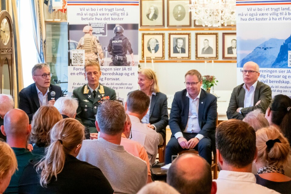 Forsvarsminister Bjørn Arild Gram (Sp) sier mye må endres i ledelsen av forsvaret i forbindelse med ny langtidsplan som ble vedtatt før sommeren. F.v.: Espen Skjelland, forskningsdirektør i Forsvarets forskningsinstitutt, forsvarssjef Eirik Kristoffersen, Janne Haaland Matlary, professor UIO og forsvarsminister Bjørn Arild Gram. Forsvarsminister Bjørn Arild Gram (Sp) sier mye må endres i ledelsen av forsvaret i forbindelse med ny langtidsplan som ble vedtatt før sommeren. F.v.: Espen Skjelland, forskningsdirektør i Forsvarets forskningsinstitutt, forsvarssjef Eirik Kristoffersen, Janne Haaland Matlary, professor UIO og forsvarsminister Bjørn Arild Gram. Foto: Peter Tálos / NTB