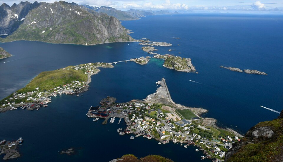 Pen, men veldig blakk kommune får nå nødhjelp fra staten. Det er ikke gratis å feriere her, og nå kan det bli dyrere. Her ser vi utsikten fra Reinebringen i Lofoten. Et populært «instapoint» på toppen. Foto: Rune Stoltz Bertinussen / NTB