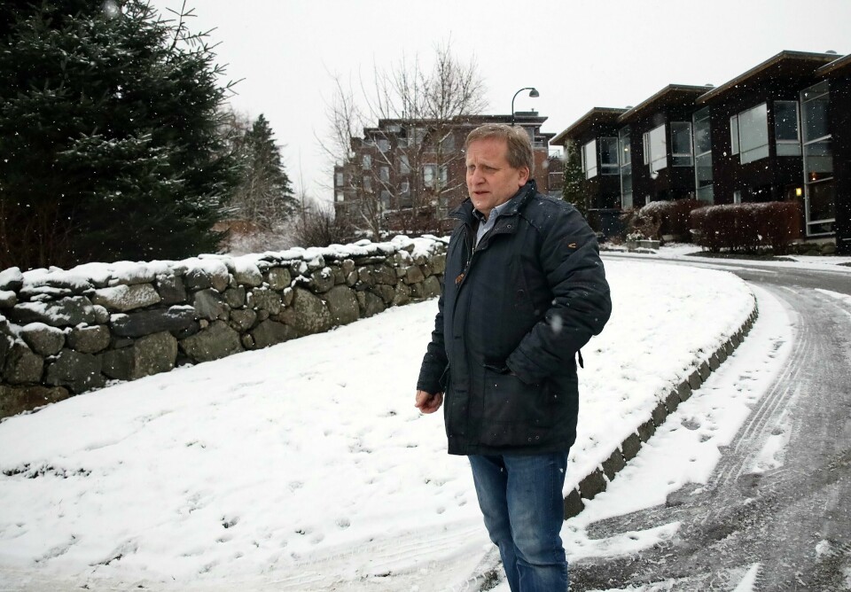 Tore Andreas Haaland foran parsellen mellom veien og steingjerdet på gården. Bak: Boligene i sameiet Gauselbakken Panorama 2. Tore Andreas Haaland foran parsellen mellom veien og steingjerdet på gården. Bak: Boligene i sameiet Gauselbakken Panorama 2.
