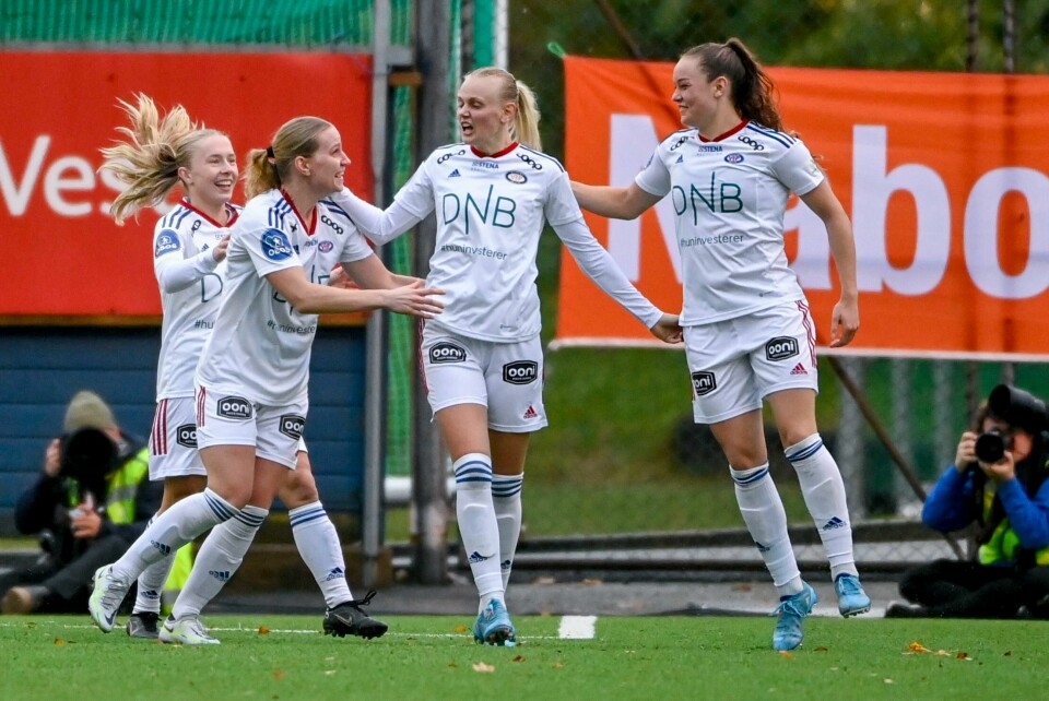 Vålerenga og Karina Sævik (i midten) kan få endringer i neste års liga. Vålerengas Karina Sævik (i midten) fikk gleden av å score lagets siste mål i årets Toppserie. Det berget uavgjort.