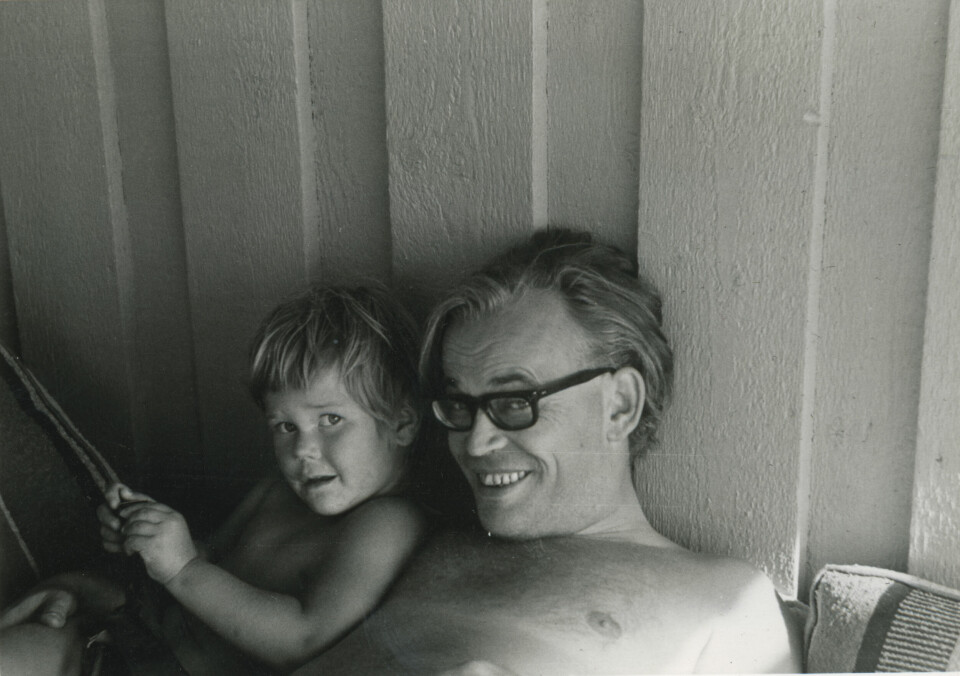 Lene Berg og faren Arnljot Berg, på hytta sommeren 1968. Lene Berg og faren Arnljot Berg, på hytta sommeren 1968.