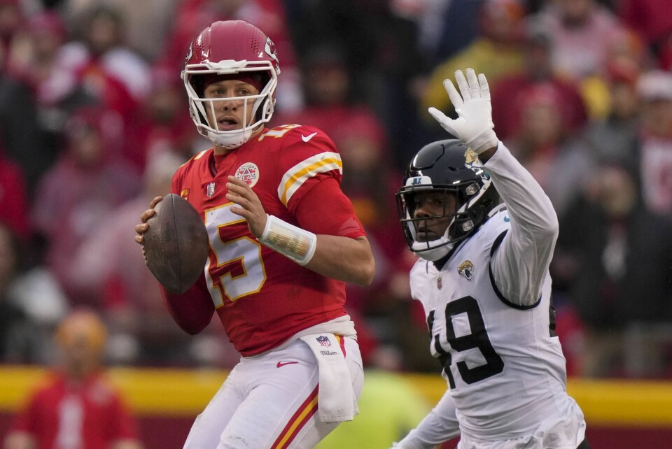 Kansas City Chiefs-quarterback Patrick Mahomes førte laget til seier mot Jacksonville Jaguars tross en ankelskade han pådro seg i duell med Arden Key (til h.). Kansas City Chiefs-quarterback Patrick Mahomes førte laget til seier mot Jacksonville Jaguars tross en ankelskade han pådro seg i duell med Arden Key (til h.). Foto: Charlie Riedel, AP / NTB