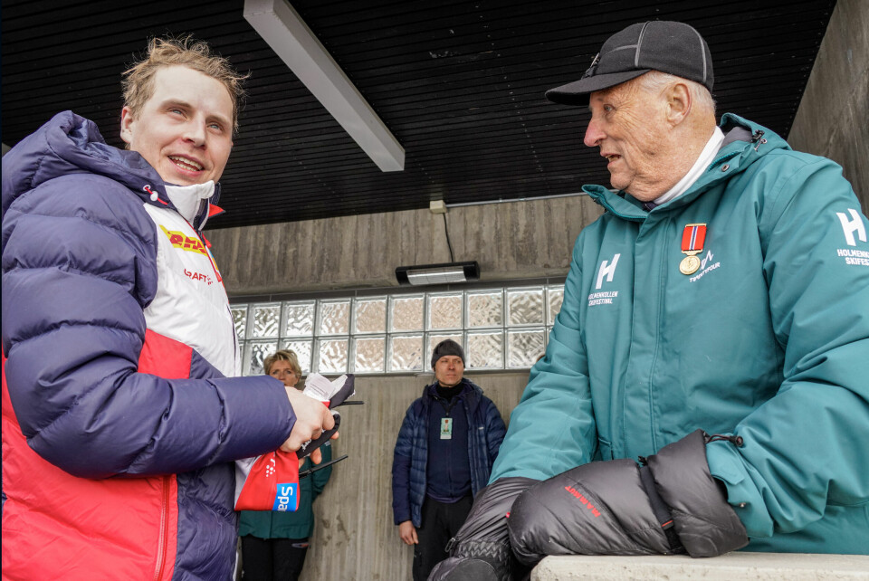 Kong Harald og Simen Hegstad Krüger i samtale eter lørdagens femmil. Kong Harald og Simen Hegstad Krüger i samtale eter lørdagens femmil.