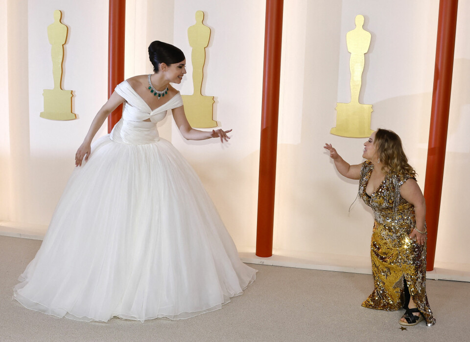 Sigrid Husjord ankommer Oscar-utdelingen sammen med Sofia Carson som skulle framføre den Oscar-nominerte låta «Applause» fra filmen «Tell It like a Woman». Oscar