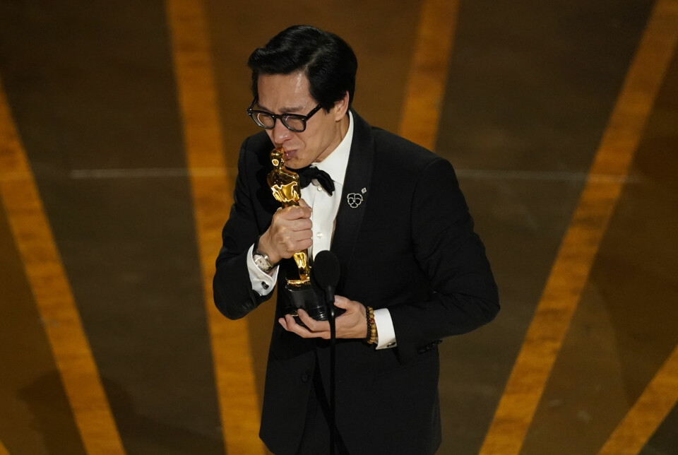 Ke Huy Quan kisses his Oscar statuette as he accepts the award for best performance by an actor in a supporting role for 'Everything Everywhere All at Once' at the Oscars on Sunday, March 12, 2023, at the Dolby Theatre in Los Angeles. (AP Photo/Chris Pizzello) Ke Huy Quan kysser Oscar-prisen han vant i kategorien beste mannlige birolle. Favoritten «Everything Everywhere All At Once» stakk av med to av de tre første prisene under søndagens utdeling. Foto: Chris Pizzello / AP / NTB