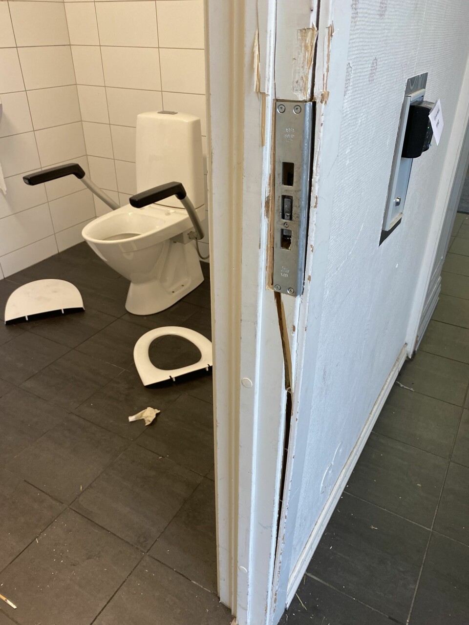 Ikke alle klarer å gjennomføre toalettbesøket på behersket vis. Slik så det ut på Kristiansand stasjon etter hærverk der. Ikke alle klarer å gjennomføre toalettbesøket på behersket vis. Slik så det ut på Kristiansand stasjon etter hærverk der.