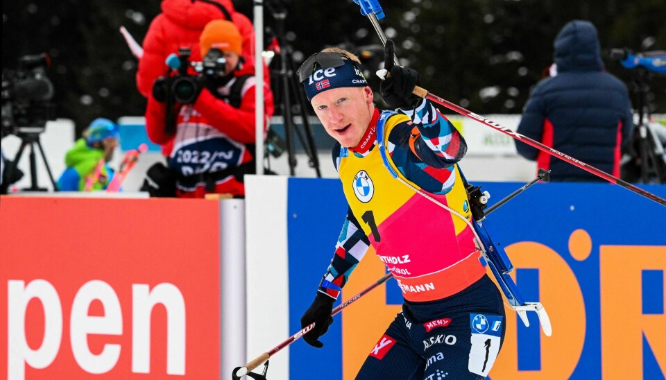 Johannes Thingnes Bø hilser til publikum etter at siste skyting er unnagjort. Johannes Thingnes Bø hilser til publikum etter at siste skyting er unnagjort.