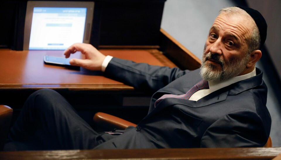 Innenriksminister og visestatsminister Aryeh Deri mister jobben etter at høyesterett kom fram til at en skattedom fra i fjor gjør at han ikke kan sitte i regjering. Arkivfoto Innenriksminister og visestatsminister Aryeh Deri mister jobben etter at høyesterett kom fram til at en skattedom fra i fjor gjør at han ikke kan sitte i regjering. Arkivfoto: Amir Cohen / AP / NTB