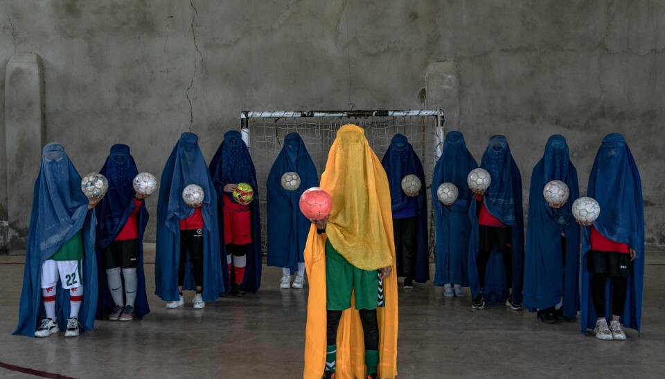 Kvinner kan ikke lenger spille fotball i Afghanistan. Det er et stort tap for mange. Bildet ble tatt i september. Fra desember har all kvinneidrett vært forbudt. Kvinner kan ikke lenger spille fotball i Afghanistan. Det er et stort tap for mange. Bildet ble tatt i september. Fra desember har all kvinneidrett vært forbudt. Foto: Ebrahim Noroozi / AP / NTB