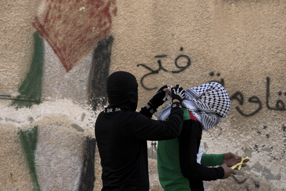 Det er ukentlige protester på Vestbredden. Her hjelper en ungdom kameraten sin knyte skjerfet før protesten i Kfar Qaddum 13. januar. Det er ukentlige protester på Vestbredden. Her hjelper en ungdom kameraten sin knyte skjerfet sitt før protesten i Kfar Qaddum 13. januar.