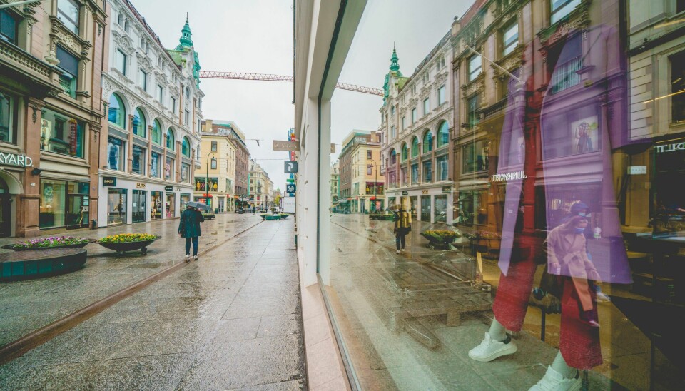 I koronatiden var det mange stengte butikker rundt om i landet, som her i Karl Johans gate i Oslo. Nå frykter Virke at strømkrisen kan føre til at flere må stenge ned eller nedbemanne igjen. De etterlyser pandemitankegang fra regjeringen. I koronatiden var det mange stengte butikker rundt om i landet, som her i Karl Johans gate i Oslo. Nå frykter Virke at strømkrisen kan føre til at flere må stenge ned eller nedbemanne igjen. De etterlyser pandemitankegang fra regjeringen. Foto: Stian Lysberg Solum / NTB