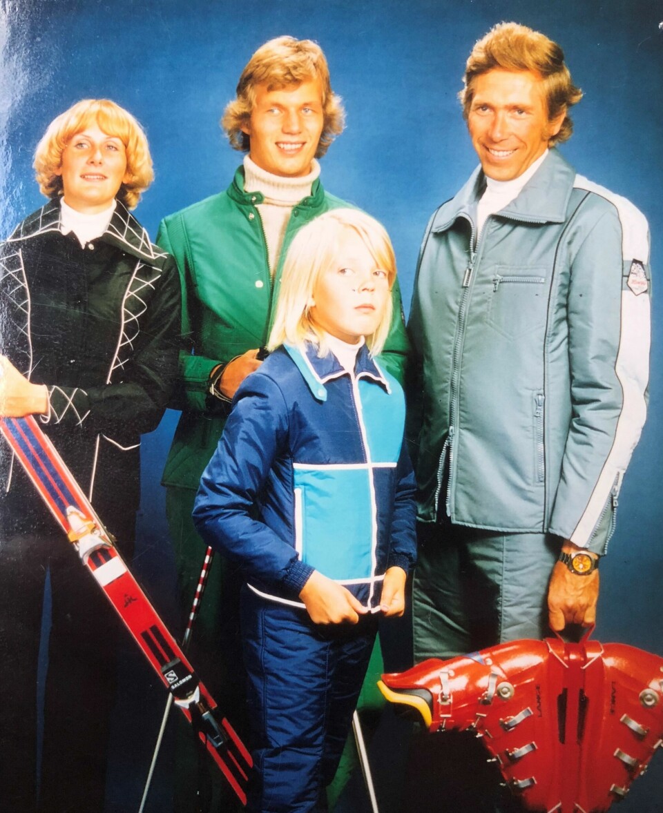 Foto-shoot anno 70-tallet. Hasegg-dresser var superpopulært. Pappa holder egne støvler som rekvisitt, og det er også hans ski som er med. Undertegnede tok jobben seriøst. Men det ble ingen modellkarriere. Byhistorie Haukås og Aron
