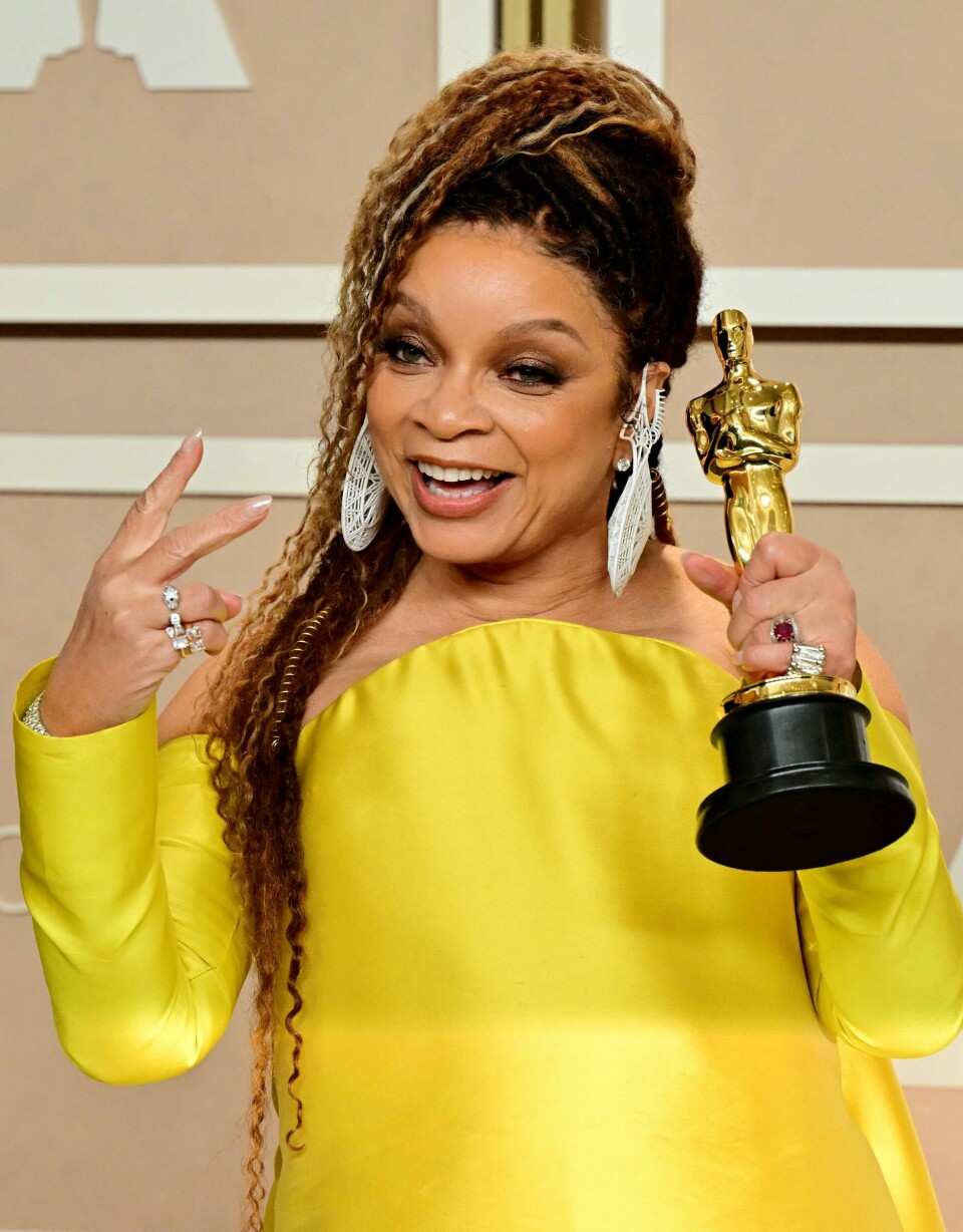Designer Ruth Carter med Oscar-statuetten for Beste kostyme, for Black Panther: Wakanda Forever. oscar