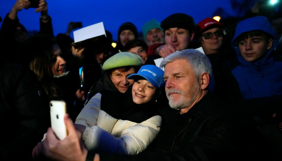 Petr Pavel (med skjegg) stiller opp for en selfie på et valgmøte i Brno fredag. Han leder på meningsmålingene foran neste helgs presidentvalg i Tsjekkia. Petr Pavel (med skjegg) stiller opp for en selfie på et valgmøte i Brno fredag. Han leder på meningsmålingene foran neste helgs presidentvalg i Tsjekkia. Foto: Petr David Josek / AP / NTB