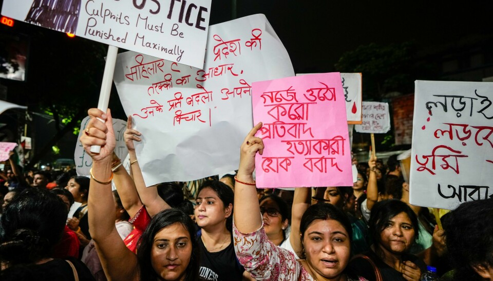 Demonstranter i Kolkata marsjerte gjennom gatene med krav om rettferdighet etter at en 31 år gammel kvinnelig lege ble funnet voldtatt og drept på et sykehus i byen forrige uke. Demonstranter i Kolkata marsjerte gjennom gatene med krav om rettferdighet etter at en 31 år gammel kvinnelig lege ble funnet voldtatt og drept på et sykehus i byen forrige uke. Foto: Bikas Das / AP / NTB
