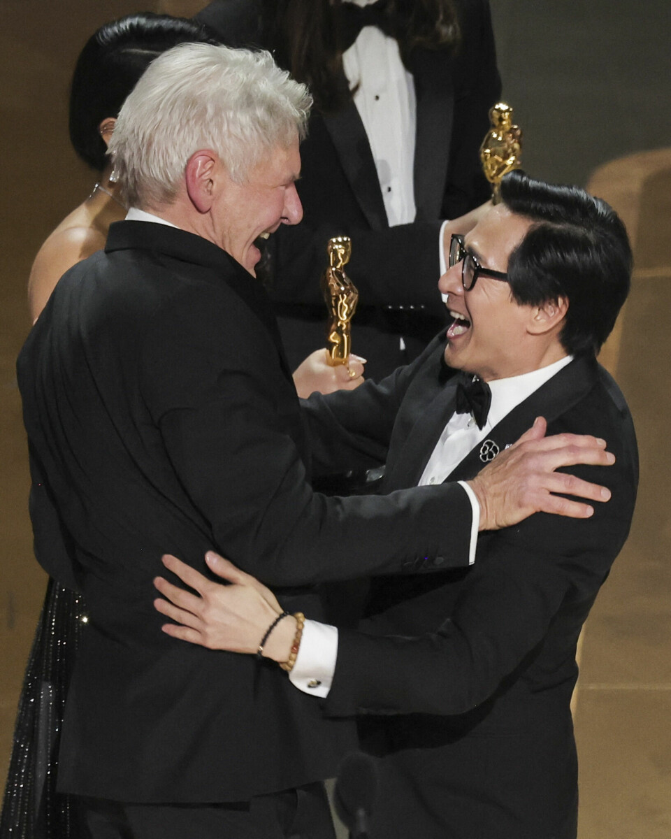 Ke Huy Quan gjenforenes på scenen med Harrison Ford etter at 'Everything Everywhere All at Once' har vunnet Oscar. Oscar