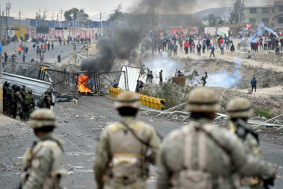 Det har vært protester og blodige opptøyer i Peru i flere uker. Bildet viser demonstranter og opprørspoliti i byen Arequipa fredag. Lørdag kunngjorde myndighetene at landets største turistattraksjon Machu Picchu stenges på grunn av urolighetene. Det har vært protester og blodige opptøyer i Peru i flere uker. Bildet viser demonstranter og opprørspoliti i byen Arequipa fredag. Lørdag kunngjorde myndighetene at landets største turistattraksjon Machu Picchu stenges på grunn av urolighetene. Foto: Jose Sotomayor / AP / NTB