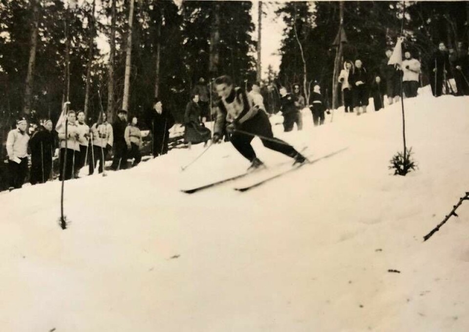 Marius Eriksen, den kjente krigshelten og jagerflygeren var det store trekkplasteret for unge tilskuere under NM i Haukås 1953, hvor han endte på delt femte plass, og hvor min far var ivrig fotograf, 15 år gammel. Marius Eriksen deltok i olympiaden i St. Moritz i 1948, og han ble norgesmester i slalåm i 1947 og i 1948. Byhistorie Aron og Haukås