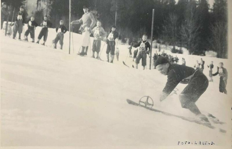 Fotografen selv: Pappa var også en habil alpinist, selv om ikke dette bildet nødvendigvis røper det. Dette er fra 1950, da var han 12 år. Hakås byhistorie