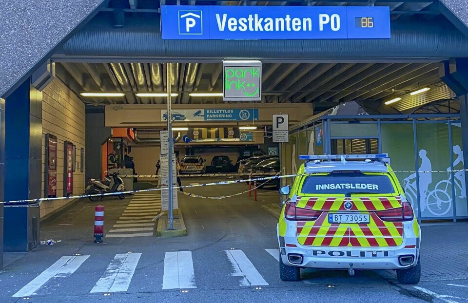 Like ved innkjørselen til parkeringshuset under Vestkanten kjøpesenter ble mannen og hans kone knivstukket. Like ved innkjørselen til parkeringshuset under Vestkanten kjøpesenter ble mannen og hans kone knivstukket.