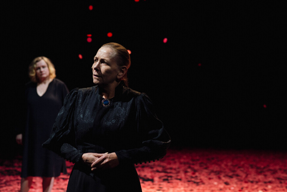Anne Krigsvoll i Nationaltheatrets «Jordbærstedet», regissert av Johannes Holmen Dahl, med Laila Goody i bakgrunnen. «Jordbærstedet»