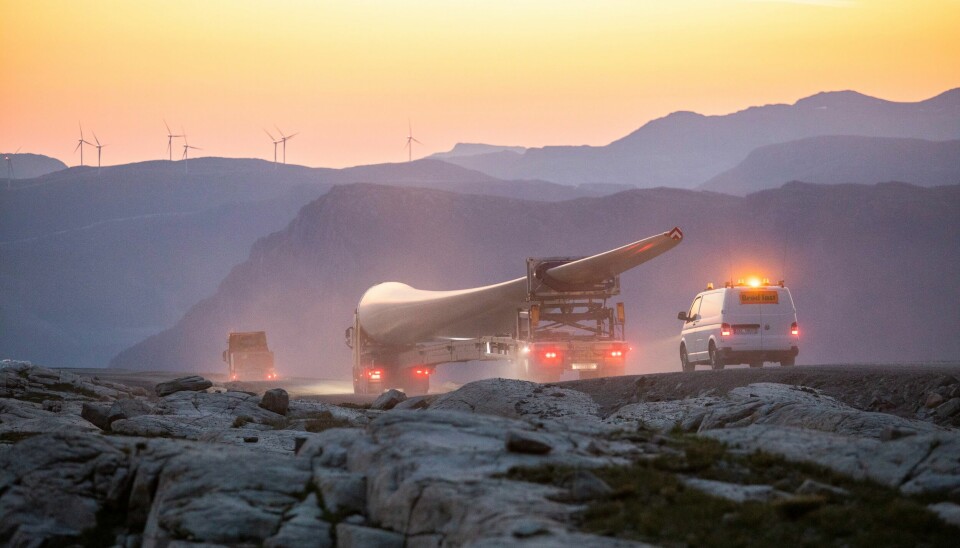 En 70 meter lang vinge på vei opp til Guleslettene vindpark like ved Florø. Den folkelig motstanden mot vindkraft er stor i Norge. Den som lurer på hvorfor, kan bare se til Rogaland, skriver vår kommentator. En 70 meter lang vinge på vei opp til Guleslettene vindpark like ved Florø. Totalt skal de reises 47 vindmøller i dette området. Hvert tårn er 90 meter høyt.