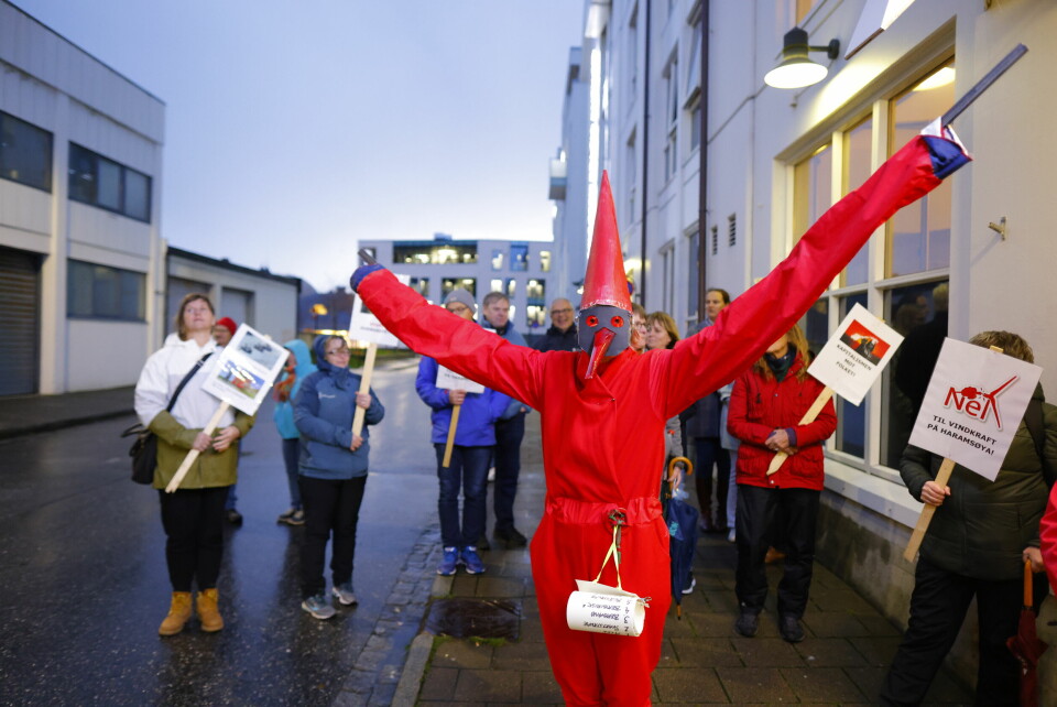 Daværende statsminister Erna Solberg fikk møte aksjonsgruppa «Nei til vindkraftverk på Haramsøya» i Ålesund. Vindkraftprosjektet utløste sultestreik. Statsminister Erna Solberg møter aksjonsgruppa 'Nei til vindkraftverk på Haramsøya' i Ålesund.