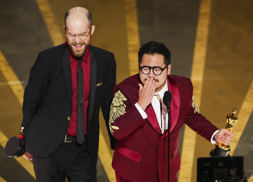 Daniel Kwan og Daniel Scheinert får Oscar for beste originalmanus for «Everything Everywhere All at Once». Oscar