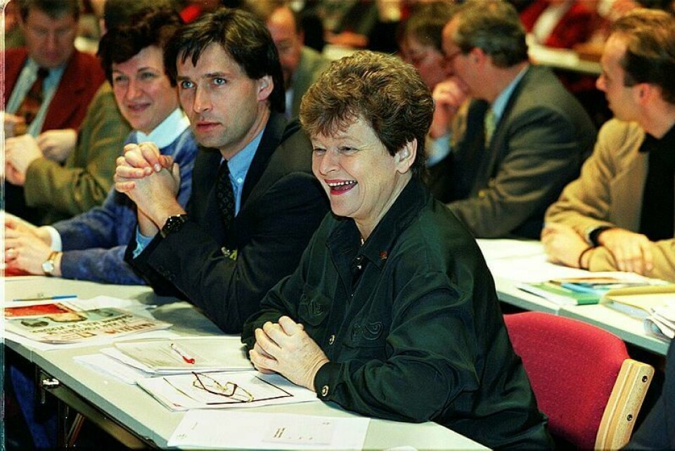 Arbeidslinja ble konkretisert i Velferdsmeldingen som Gro Harlem Brundtlands regjering la fram i 1995. Her er Brundtland avbildet sammen med Hill-Marta Solberg og Jens Stoltenberg. Gro Harlem Brundtland