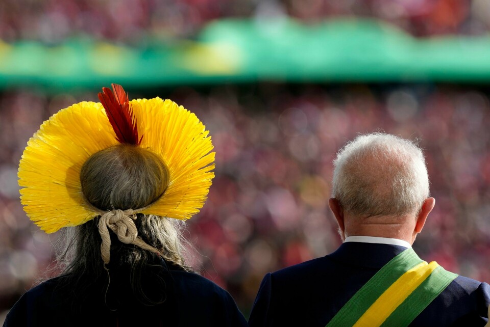Luiz Inacio Lula da Silva står ved siden av urfolksleder Cacique Raoni etter at han ble tatt i ed som ny president i Brasil 1. januar 2023. Nå utpeker Lula miljøvernere og urfolk til viktige stillinger i statsapparatet. Luiz Inacio Lula da Silva står ved siden av urfolksleder Cacique Raoni etter at han ble tatt i ed som ny president i Brasil 1. januar 2023. Nå utpeker Lula miljøvernere og urfolk til viktige stillinger i statsapparatet. Foto: AP / NTB