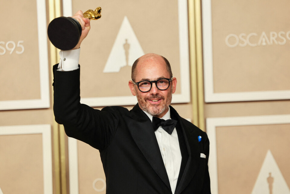 Edward Berger med Oscar-statuetten for Beste internasjonale film for «All Quiet on the Western Front«. Oscar