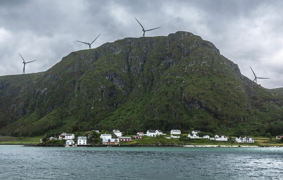 Haramsøya i Møre og Romsdal med vindturbiner som preger landskapet. Tettstedet Ulla på Haramsøya i Ålesund kommune i Møre og Romsdal. Vindturbiner tilhørende Haram vindkraftverk på fjellet over Ulla.Foto: Halvard Alvik / NTB