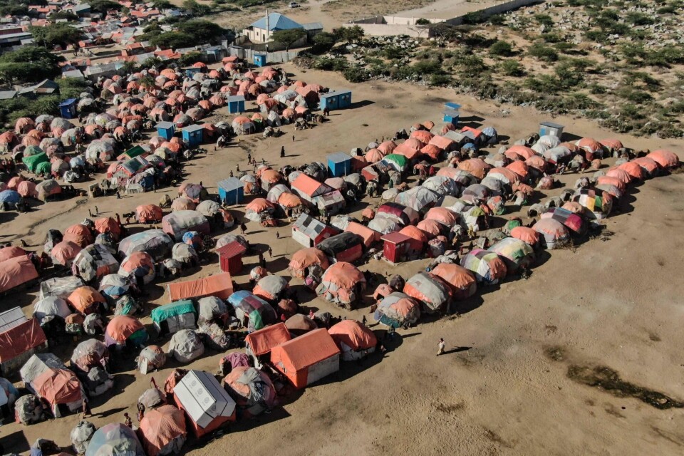 Stadig flere flykter fra konsekvenser av klimaendringer, og problemet er ventet å øke. Her er en midlertidig leir i Mogadishu i Somalia, der folk har måttet flykte på grunn av tørke. Stadig flere flykter fra konsekvenser av klimaendringer, og problemet er ventet å øke. Her er en midlertidig leir i Mogadishu i Somalia, der folk har måttet flykte på grunn av tørke.