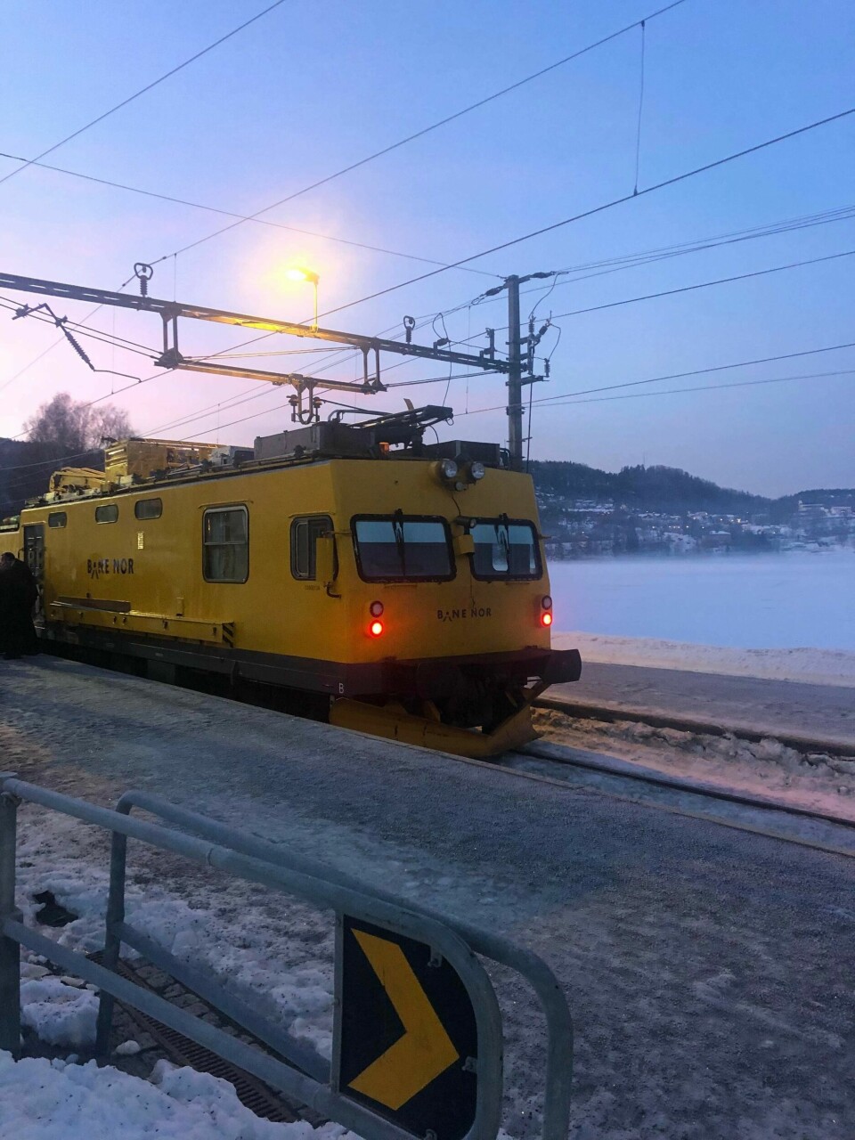 Her er redningstoget som til slutt fikk fraktet Tiril Fismen og de andre passasjerene de siste meterne til Gjerstad stasjon. Her er redningstoget som omsider fikk fraktet Tiril Fismen og de andre passasjerene de siste meterne til Gjerstad stasjon.