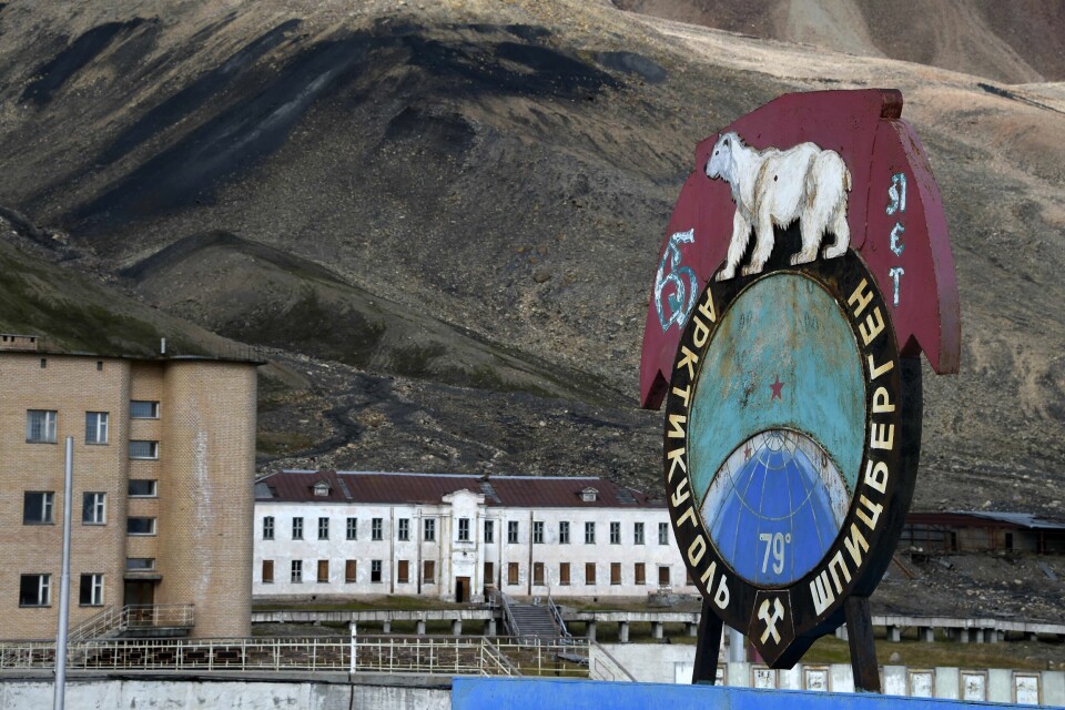Pyramiden, den forlatte russiske gruvebyen på Svalbard, fotografert i 2015. Sovjetunionen kjøpte Pyramiden fra kullgruvas svenske eiere i 1927, og driftet den fram til 1998. En gang var det 1200 fastboende her. Nå prøver russerne å tiltrekke seg turister til området. Pyramiden, den forlatte russiske gruvebyen på Svalbard, fotografert i 2015. Sovjetunionen kjøpte Pyramiden fra kullgruvas svenske eiere i 1927, og driftet den fram til 1998. En gang var det 1200 fastboende her. Nå prøver russerne å tiltrekke seg turister til området.