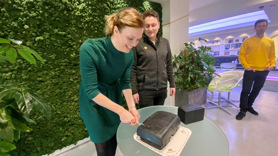 Lyse er ikke bare på eiersiden i Amina, nå skal de også tilby Aminas elbillader til kundene sine - på samme måte som Lyse gjorde med varmepumpene. Det ble feiret med kake hos Lyse onsdag. Her skjærer Lyse Energi-direktør Ane Marte Hausken er kakestykke til Amina-gründer og daglig leder Eirik Jørgensen. Kaken var for anledningen formet som Aminas lader. Lyse er ikke bare på eiersiden i Amina, nå skal de også tilby Aminas elbillader til kundene sine - på samme måte som Lyse gjorde med varmepumpene. Det ble feiret med kake hos Lyse onsdag. Her skjærer Lyse Energi-direktør Ane Marte Hausken er kakestykke til Amina-gründer og daglig leder Eirik Jørgensen. Kaken var for anledningen formet som Aminas lader.