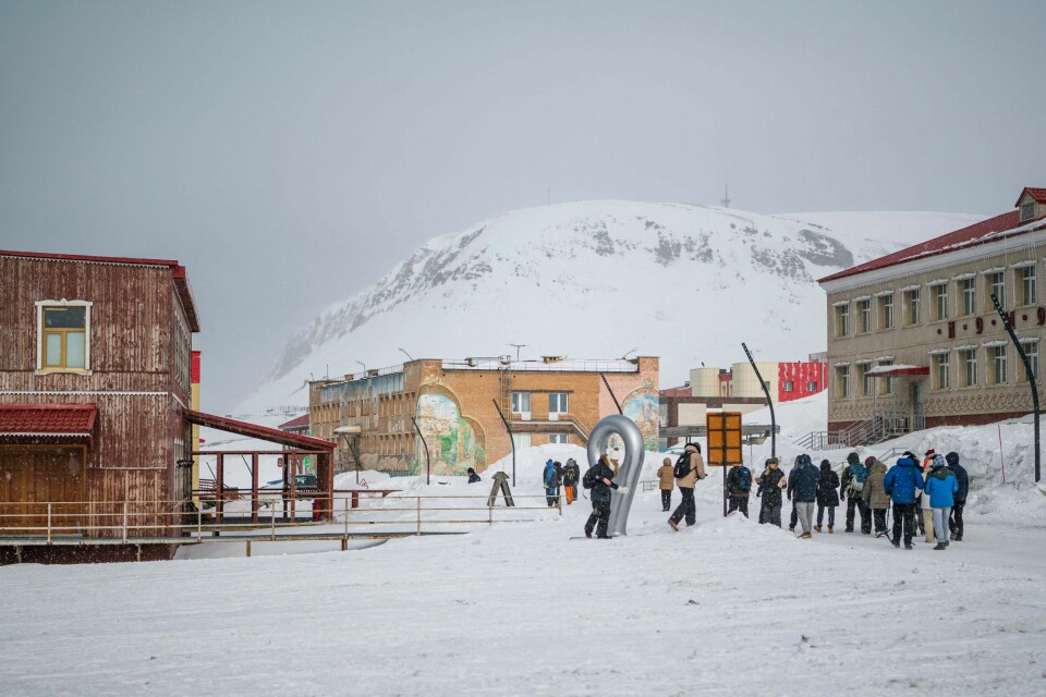 Turister besøker Barentsburg i mai 2022. Øystein Bogens «Provokasjonen» har handling lagt her, litt fram i tid. Turister besøker Barentsburg i mai 2022. Øystein Bogens «Provokasjonen» har handling lagt her, litt fram i tid.
