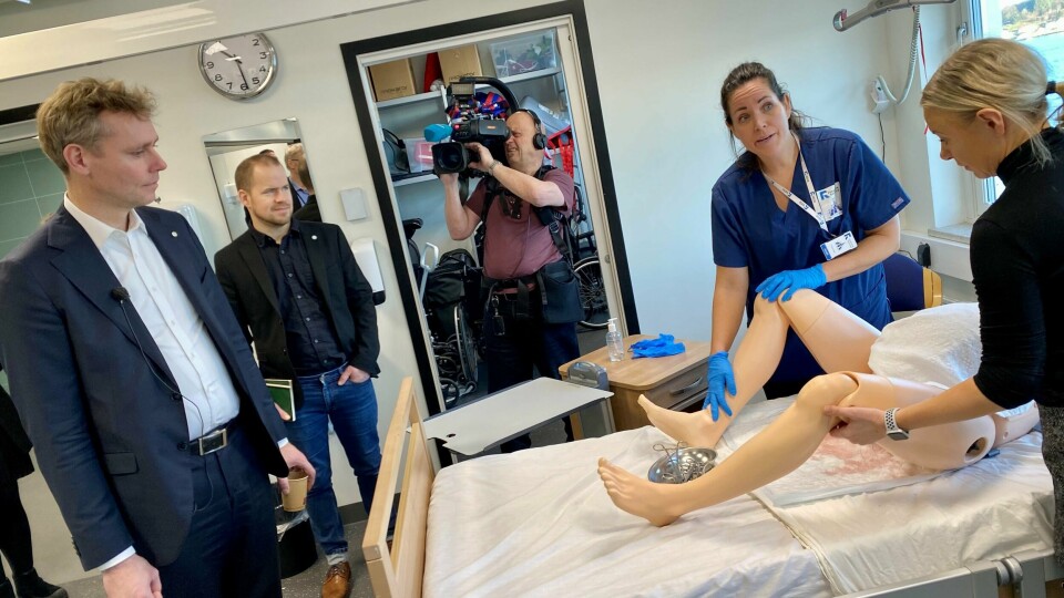 På Fagskolen Rogaland kan helsestudentene blant annet øve på livaktige dukker. Her overværer utdanningsminister Ola Borten Moe (Sp) er fødsel hvor dukken selv presser ut babyen. Christine Skår er jordmor sammen med Birgitte Husberg. På Fagskolen Rogaland kan helsestudentene blant annet øve på livaktige dukker. Her overværer utdanningsminister Ola Borten Moe (Sp) er fødsel hvor dukken selv presser ut babyen. Christine Skår er jordmor sammen med Birgitte Husberg.