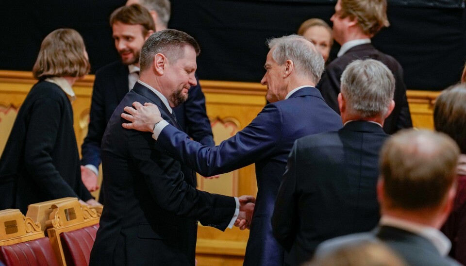 Statsminister Jonas Gahr Støre takker Ukrainas daværende ambassadør til Norge Vjatsjeslav Jatsjuk etter president Volodymyr Zelenskyjs tale til Stortinget i mars i fjor. .