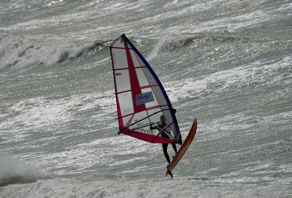 Vindsurfing i kloakkfylt sjø. Illustrasjonsfoto. Vindsurfing i kloakkfylt sjø.