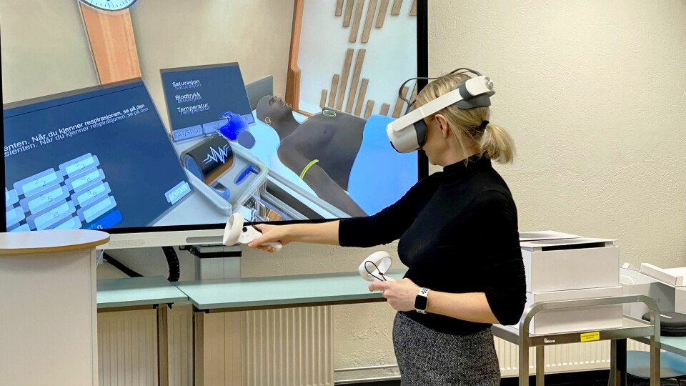 Birgitte Husberg demonstrer hvordan helsestudentene kan øve seg på pasienthåndtering med VR-briller i den virtuelle verden. Birgitte Husberg demonstrer hvordan helsestudentene kan øve seg på pasienthåndtering med VR-briller i den virtuelle verden.