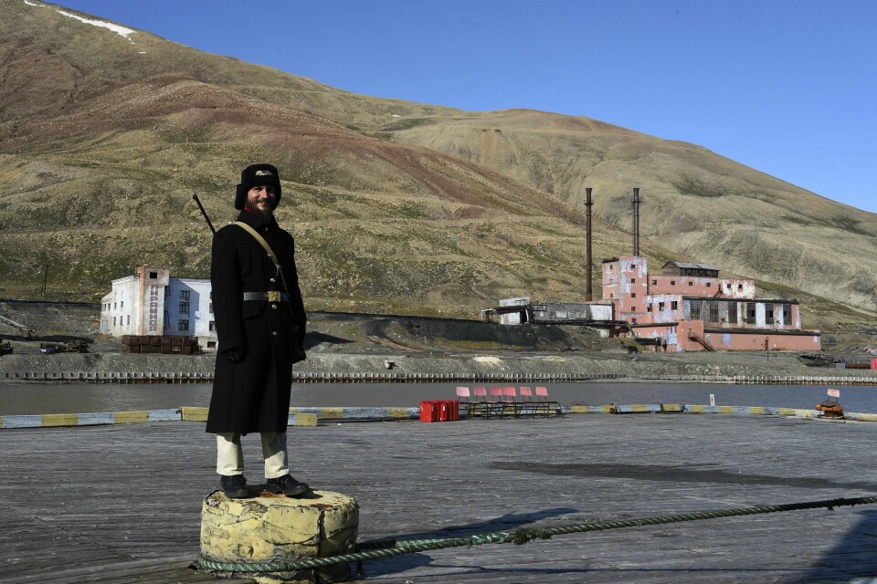 En russisk vakt passer på Pyramiden, den forlatte russiske gruvebyen på Svalbard, i 2015. Sovjetunionen kjøpte Pyramiden fra kullgruvas svenske eiere i 1927, og driftet den fram til 1998. På det meste var det 1200 fastboende her. Nå prøver russerne å tiltrekke seg turister til området. En russisk vakt passer på Pyramiden, den forlatte russiske gruvebyen på Svalbard, i 2015. Sovjetunionen kjøpte Pyramiden fra kullgruvas svenske eiere i 1927, og driftet den fram til 1998. En gang var det 1200 fastboende her. Nå prøver russerne å tiltrekke seg turister til området.