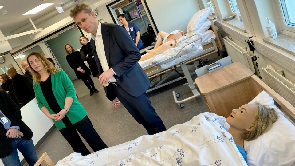 Utdanningsminister Ola Borten Moe (Sp) besøkte Fagskolen Rogaland torsdag. Her fikk han se hvordan studentene lærer og feiler med å øve på naturtro dukker som både snakker og er syke. Til venstre er varaordfører i Stavanger, Dagny S. Hausken (Sp). Utdanningsminister Ola Borten Moe (Sp) besøkte Fagskolen Rogaland torsdag. Her fikk han se hvordan studentene lærer og feiler med å øve på naturtro dukker som både snakker og er syke. Til venstre er varaordfører i Stavanger, Dagny S. Hausken (Sp).