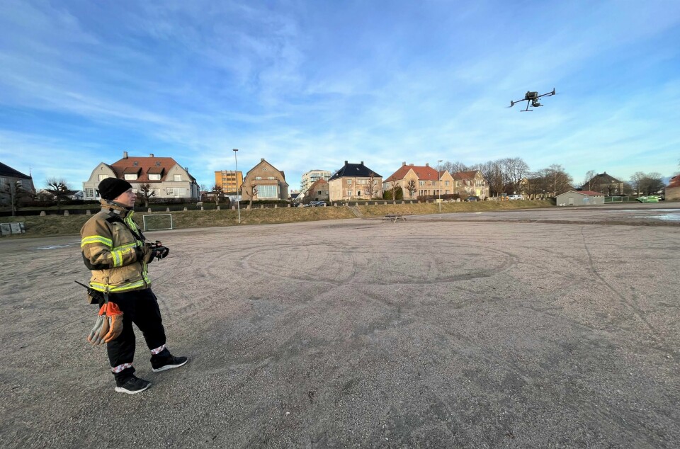 Henning Norheim i Fredrikstad brannvesen øver droneflyging på Tollbodplassen, og ser fram til at de skal ta det nye verktøyet i bruk for fullt. Henning Norheim i Fredrikstad brannvesen øver droneflyging på Tollbodplassen, og ser fram til at de skal ta det nye verktøyet i bruk for fullt.